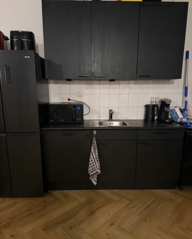 Luxe zwarte houtlook keuken wrappen Wrap-Xperience Eindhoven en omgeving