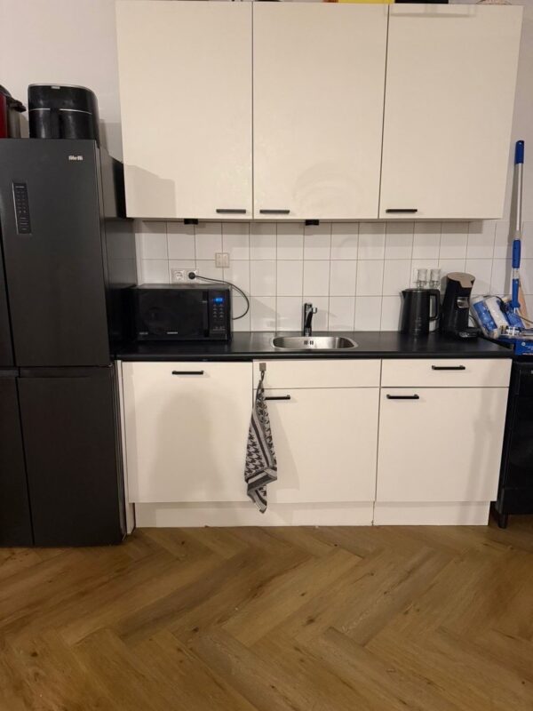 saai wit before Luxe zwarte houtlook keuken wrappen Wrap-Xperience Eindhoven en omgeving