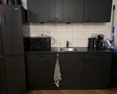 kleine keuken houtlook zwart